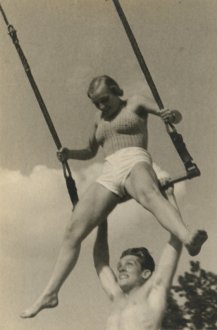 Unknown photographer, Couple at the trapeze