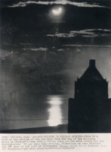 Anonymous, Sun eclipse in Chicago skyline