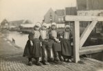 Unknown photographer, Children in traditional costumes