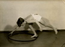Unknown photographer, Streck-Ubng mit Holzreifen