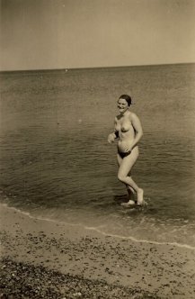 Unknown photographer, Ostsee (young women at the see)