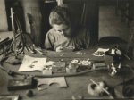 Photo Jean Augis, Lady making a jewel